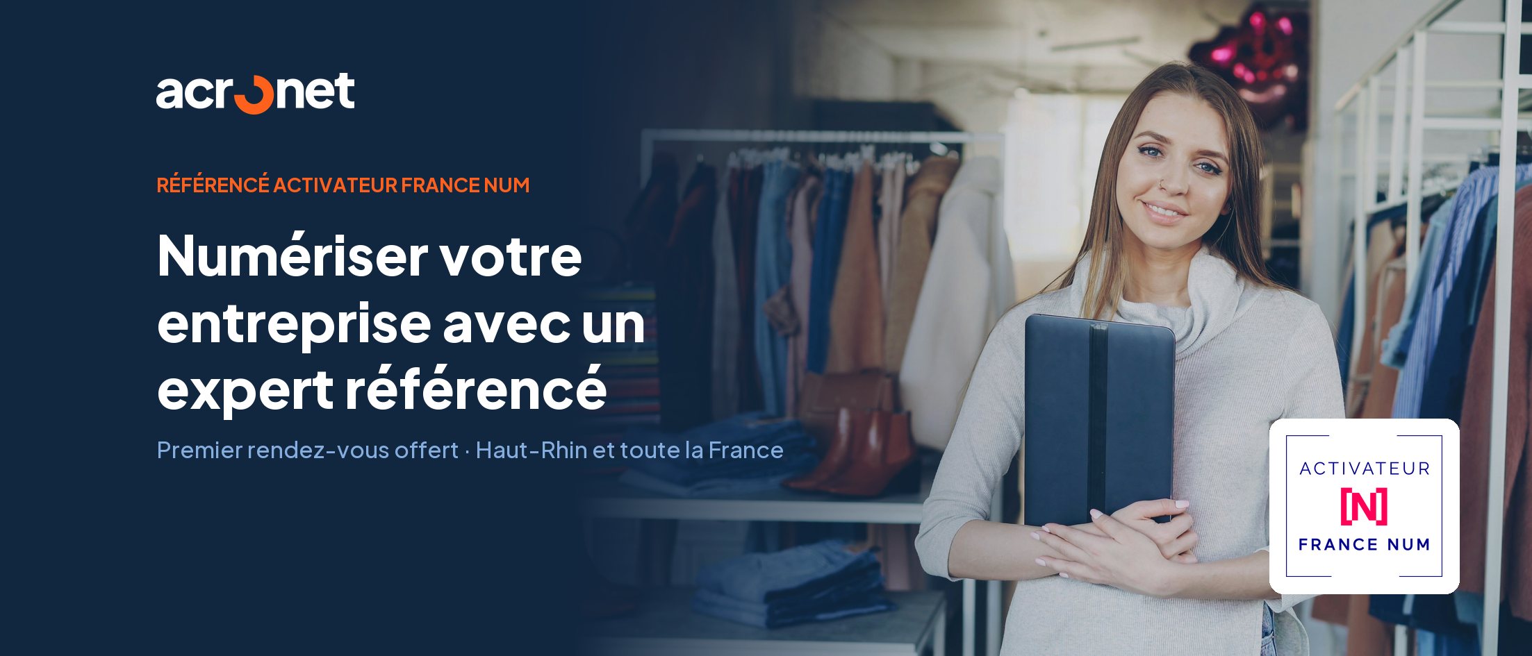 Commerçante souriante dans sa boutique, tablette en main, avec les logos Acronet et Activateur France Num