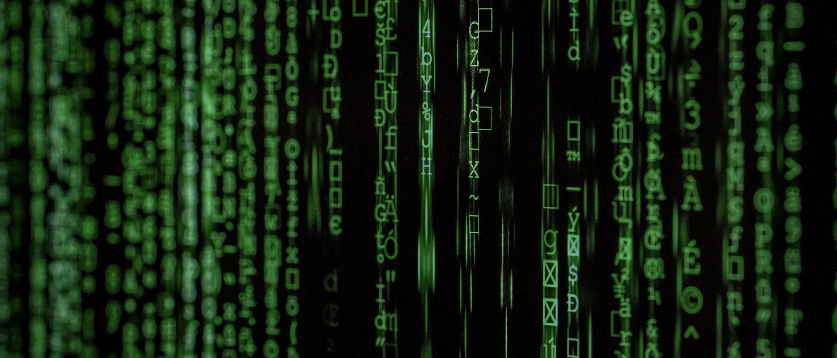 Code informatique vert défilant sur un écran noir